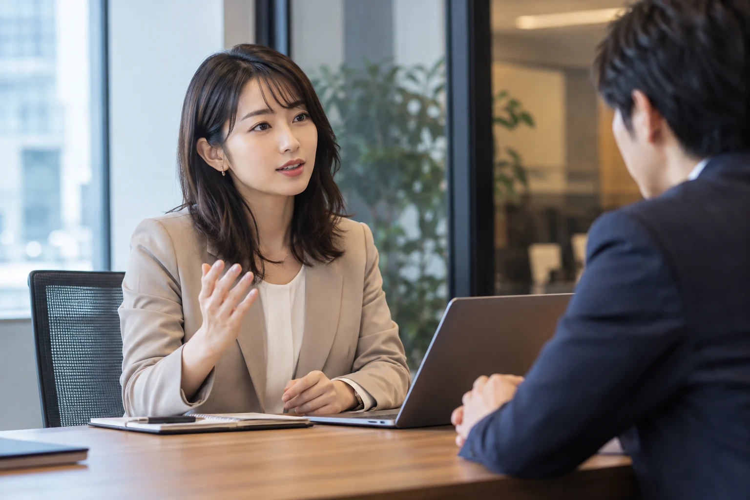 相手に配慮しながらも、自分の意見を穏やかに伝える女性